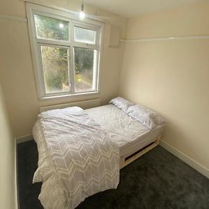 Best Room- Near London Luton Airport And Close To Restaurants Shops And Dunstable Hospital